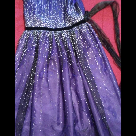 Formal dress - Picture 3 of 6